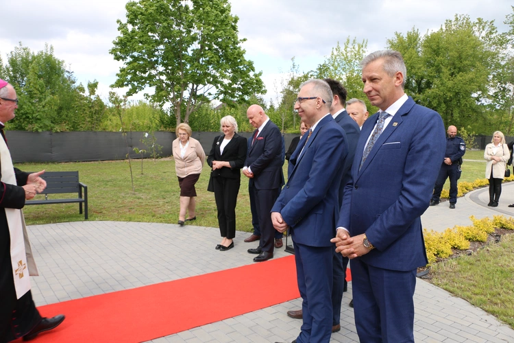 Stara Wrona. Msza św. i poświęcenie figury Matki Bożej z Zakładzie Opiekuńczo-Leczniczym