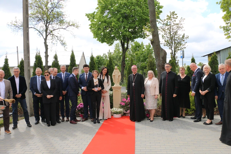 Stara Wrona. Msza św. i poświęcenie figury Matki Bożej z Zakładzie Opiekuńczo-Leczniczym