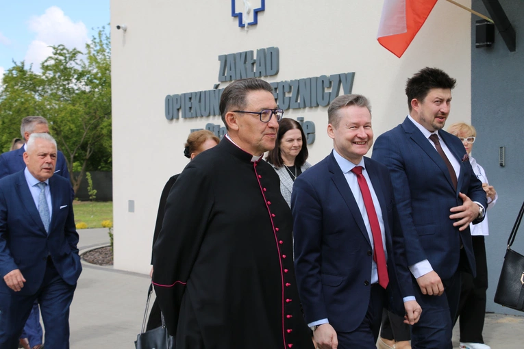 Stara Wrona. Msza św. i poświęcenie figury Matki Bożej z Zakładzie Opiekuńczo-Leczniczym