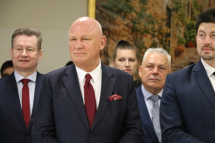 Stara Wrona. Msza św. i poświęcenie figury Matki Bożej z Zakładzie Opiekuńczo-Leczniczym