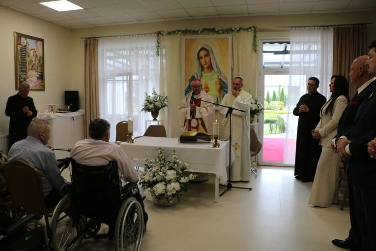 Stara Wrona. Msza św. i poświęcenie figury Matki Bożej z Zakładzie Opiekuńczo-Leczniczym