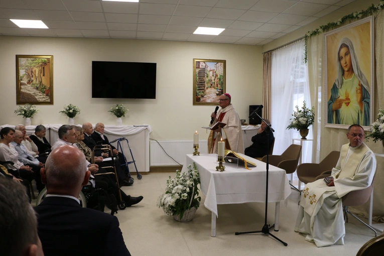 Stara Wrona. Msza św. i poświęcenie figury Matki Bożej z Zakładzie Opiekuńczo-Leczniczym