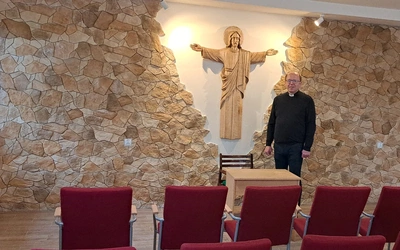 Ks. Jacek Wieczorek w jednej z wyremontowanych sal.