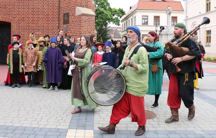 Orszak przeszedł od fary na Rynek.
