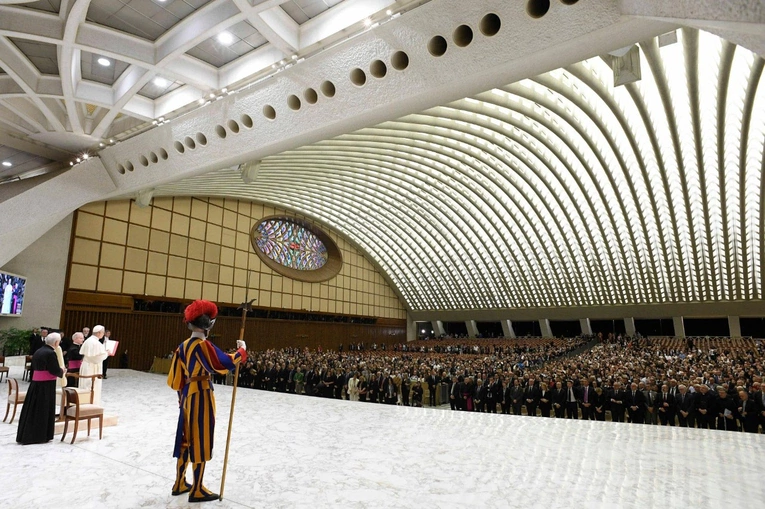 Papież do dziennikarzy: Rozbrójmy słowa, a rozbroimy świat