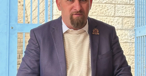 Anton Asfar Palestyńczyk. Od 2022 roku sekretarz generalny Caritas Jerusalem. Ekspert w dziedzinie przedsiębiorczości społecznej i działacz na rzecz praw człowieka.