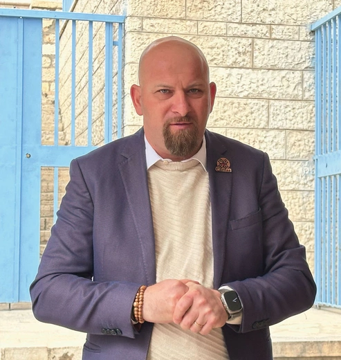 Anton Asfar Palestyńczyk. Od 2022 roku sekretarz generalny Caritas Jerusalem. Ekspert w dziedzinie przedsiębiorczości społecznej i działacz na rzecz praw człowieka.