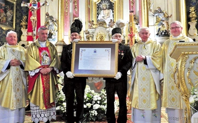 Przy górnikach trzymających dekret – z lewej, obok bp. Romana Pindla, ks. prał. Stanisław Morawa, a z prawej ks. kustosz Dariusz Byrski i ks. prał. Stanisław Czernik.
