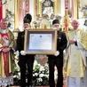 Przy górnikach trzymających dekret – z lewej, obok bp. Romana Pindla, ks. prał. Stanisław Morawa, a z prawej ks. kustosz Dariusz Byrski i ks. prał. Stanisław Czernik.