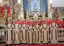 Nowo wyświęceni z biskupami, przełożonymi z seminarium i proboszczami swoich parafii. 