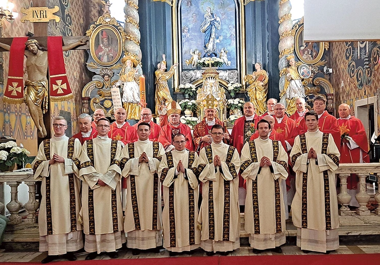 Nowo wyświęceni z biskupami, przełożonymi z seminarium i proboszczami swoich parafii. 