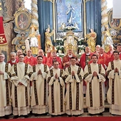 Nowo wyświęceni z biskupami, przełożonymi z seminarium i proboszczami swoich parafii. 