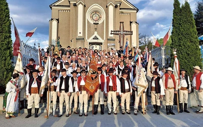 Uczestnicy majowej pielgrzymki przed kościołem jubileuszowym. 