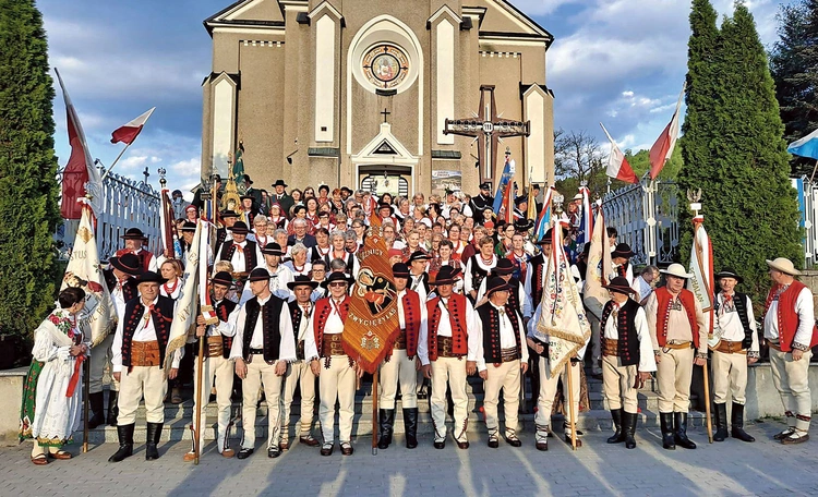 Uczestnicy majowej pielgrzymki przed kościołem jubileuszowym. 