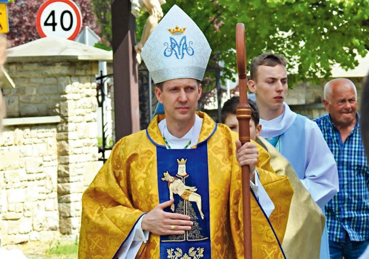 Hałcnowianin podczas swoich biskupich prymicji w rodzinnej parafii.