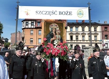 Wśród pątników można zauważyć przedstawicieli różnych grup społecznych i zawodowych.