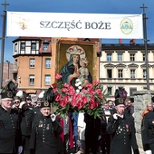 Wśród pątników można zauważyć przedstawicieli różnych grup społecznych i zawodowych.