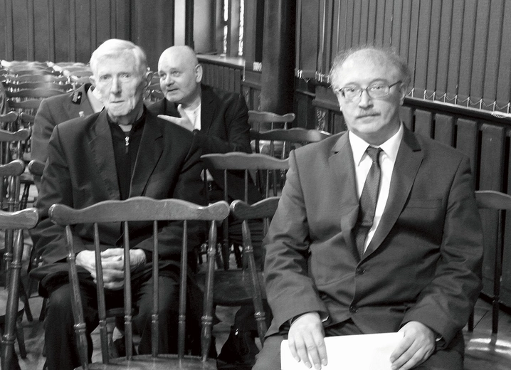 Jacek Okoń podczas wernisażu jego wystawy „Szczęść Boże! Pobożność górników śląskich” w Muzeum Górnictwa Węglowego; z lewej ks. inf. Paweł Pyrchała.