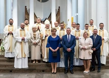 Tradycyjnie po zakończeniu liturgii neoprezbiterzy stanęli do zdjęcia. Tu: z bp. Markiem Szkudło, proboszczami, przełożonymi z seminarium i rodzicami.