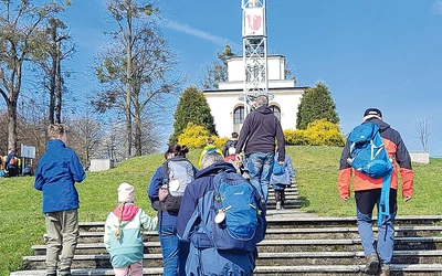 Krzyż na Kaplicówce przypomina o papieskich spotkaniach z mieszkańcami Podbeskidzia i okolic. 