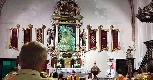 Obraz, przywieziony przedostatnim kolejowym transportem z przesiedleńcami z Wilna, umieszczono w ocalałej z pożogi wojennej kaplicy. Szybko stała się ona w Gdańsku „drugą Ostrą Bramą”. 