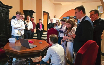 Arcybiskup Wojda wraz z członkami Rady Młodzieży AG śledzili docierające z Rzymu wieści. 