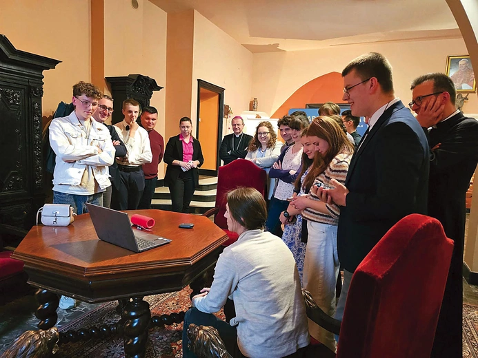 Arcybiskup Wojda wraz z członkami Rady Młodzieży AG śledzili docierające z Rzymu wieści. 