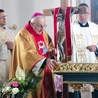 Jednym z elementów obrzędu jest namaszczenie ołtarza. 