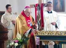 Jednym z elementów obrzędu jest namaszczenie ołtarza. 