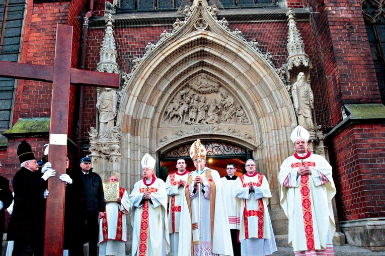  Niedługo minie połowa Roku Świętego – warto skorzystać  z okazji  do odpustu. 