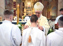 Nowi ceremoniarze otrzymali od biskupa krzyże.