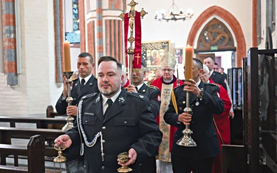 W czasie Mszy św. asystę liturgiczną sformowali strażacy.