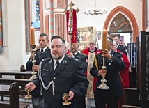 W czasie Mszy św. asystę liturgiczną sformowali strażacy.