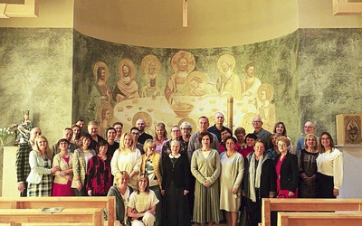 Uczestnicy rekolekcji w kaplicy Domu Pielgrzyma w Skrzatuszu. 