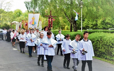  Młode pokolenie uczy się miłości do ojczyzny  od starszych. 