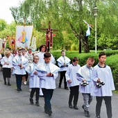  Młode pokolenie uczy się miłości do ojczyzny  od starszych. 