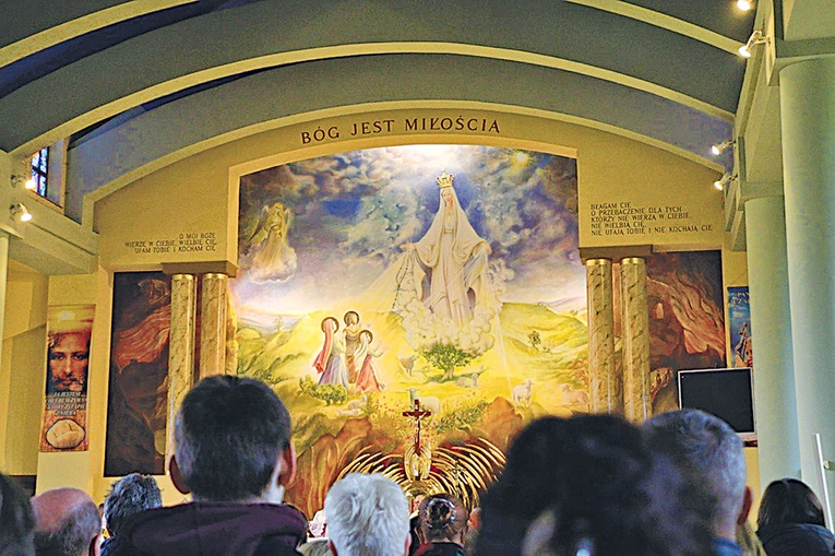  W parafii mocno obecne są akcenty maryjne – co współgra z papieskim zawierzeniem Matce Bożej. Wnętrze kościoła zdobi malowidło przedstawiające objawienia fatimskie, a sama wspólnota czci Maryję jako Tę, która prowadzi do Chrystusa. 