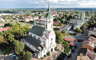 Kolegiata milcząco towarzyszy miastu od wieków, będąc świadkiem jego historii i przemian.