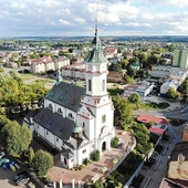 Kolegiata milcząco towarzyszy miastu od wieków, będąc świadkiem jego historii i przemian.
