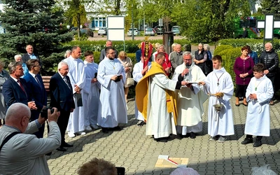 Pierwszą płytę pobłogosławił ks. Sławomir Rak.
