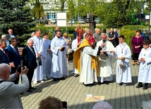 Pierwszą płytę pobłogosławił ks. Sławomir Rak.