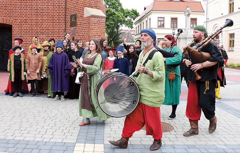  Korowód prowadził zespół Szelindek.