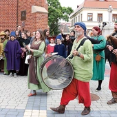  Korowód prowadził zespół Szelindek.