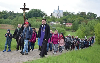 Na czele grupy szedł ks. Krystian Korba, wikariusz soleckiej parafii.