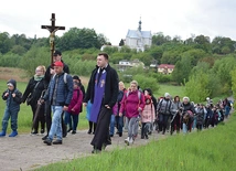 Na czele grupy szedł ks. Krystian Korba, wikariusz soleckiej parafii.