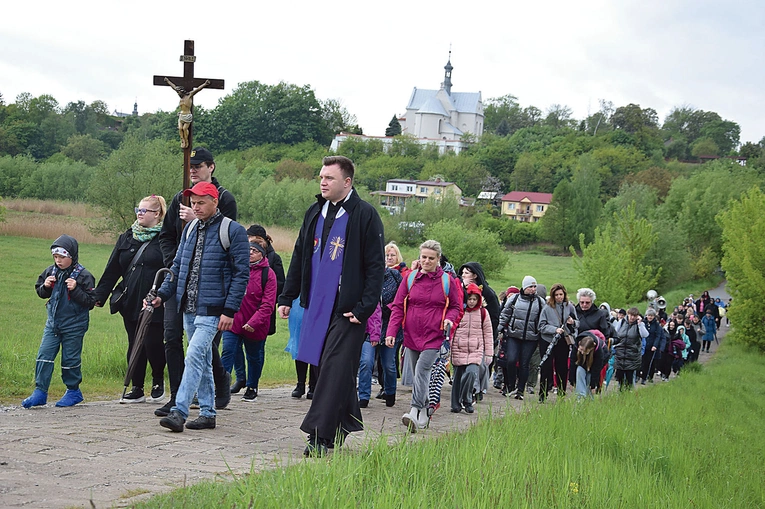 Na czele grupy szedł ks. Krystian Korba, wikariusz soleckiej parafii.