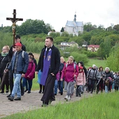 Na czele grupy szedł ks. Krystian Korba, wikariusz soleckiej parafii.