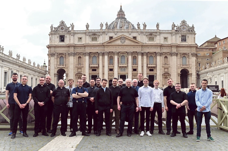  Grupa na placu św. Piotra w Watykanie