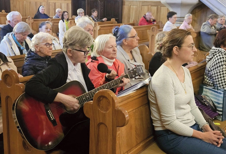  W parafii św. Mikołaja  w Końskich w inicjatywę zaangażowali  się przedstawiciele wszystkich wspólnot.