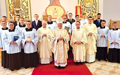 Biskup radomski wręczył alumnom legitymacje i nagrody.